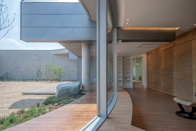 造型建筑师在韩国围绕一个有围墙的庭院设计了“瓦尔登住宅” 造型建筑师在韩国围绕一个有围墙的庭院设计了“瓦尔登住宅”