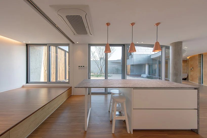 造型建筑师在韩国围绕一个有围墙的庭院设计了“瓦尔登住宅” 造型建筑师在韩国围绕一个有围墙的庭院设计了“瓦尔登住宅”