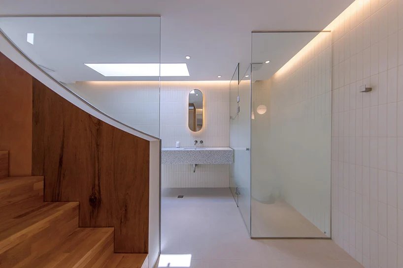 造型建筑师在韩国围绕一个有围墙的庭院设计了“瓦尔登住宅” 造型建筑师在韩国围绕一个有围墙的庭院设计了“瓦尔登住宅”