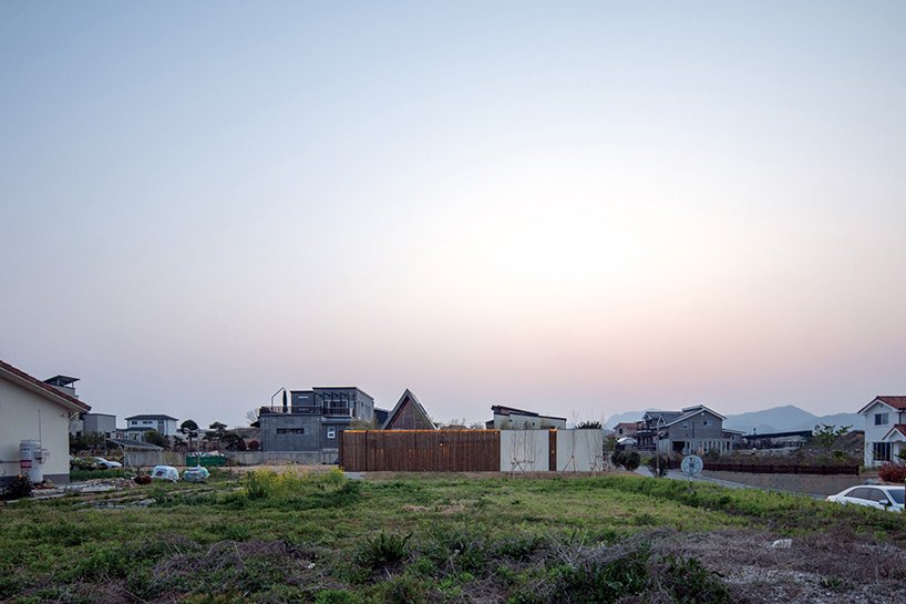 造型建筑师在韩国围绕一个有围墙的庭院设计了“瓦尔登住宅” 造型建筑师在韩国围绕一个有围墙的庭院设计了“瓦尔登住宅”