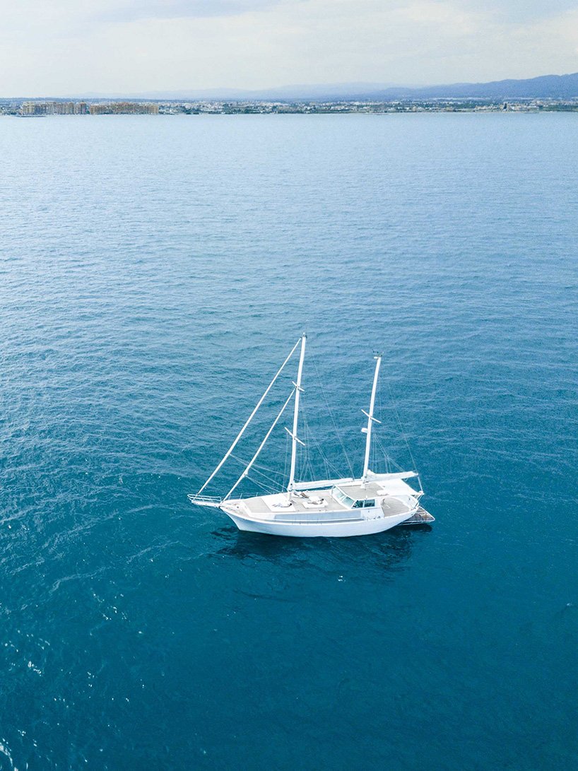 fran silvestre arquitectos 重新设计土耳其纵帆船，打造全白色帆船