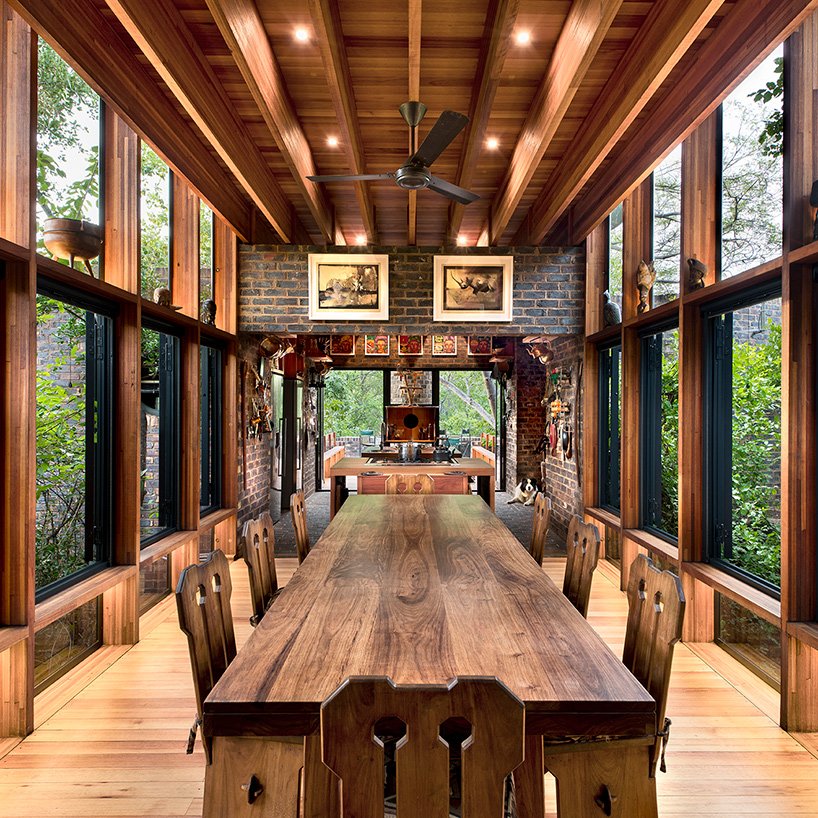 弗兰基·帕帕斯在南非自然保护区内隐藏了离网砖房