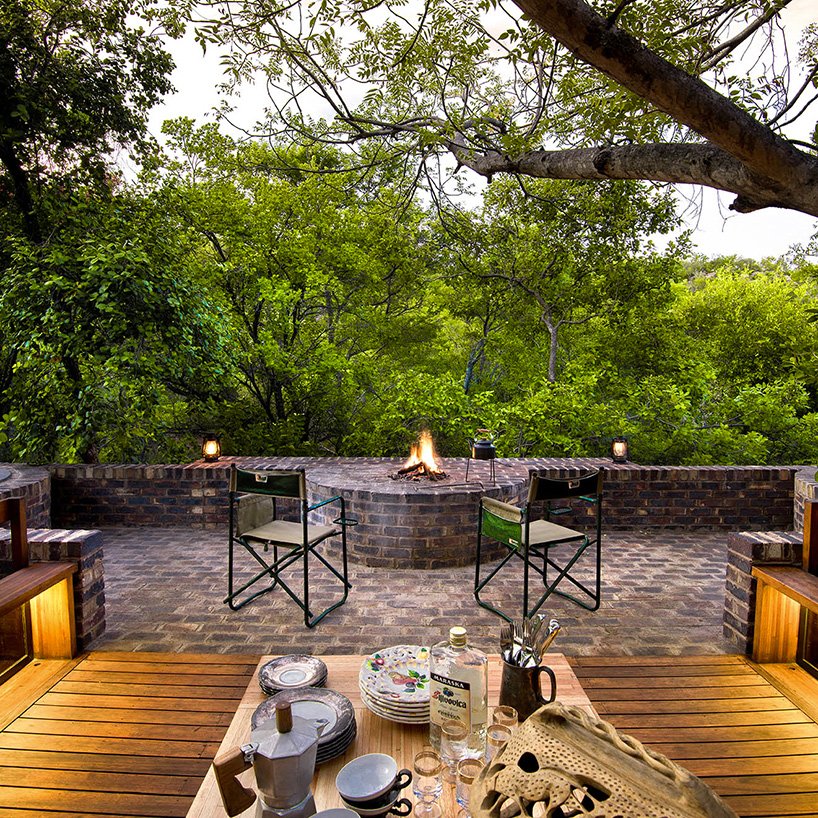 弗兰基·帕帕斯在南非自然保护区内隐藏了离网砖房