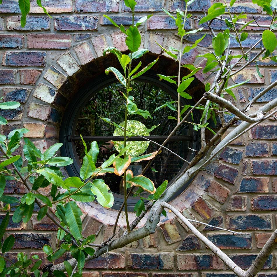 弗兰基·帕帕斯在南非自然保护区内隐藏了离网砖房