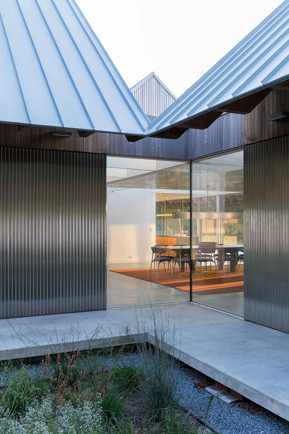 北叉住宅由 SO – IL 与 Shenton 建筑事务所共同设计，是纽约的一处休憩场所，由四个山墙体量组成