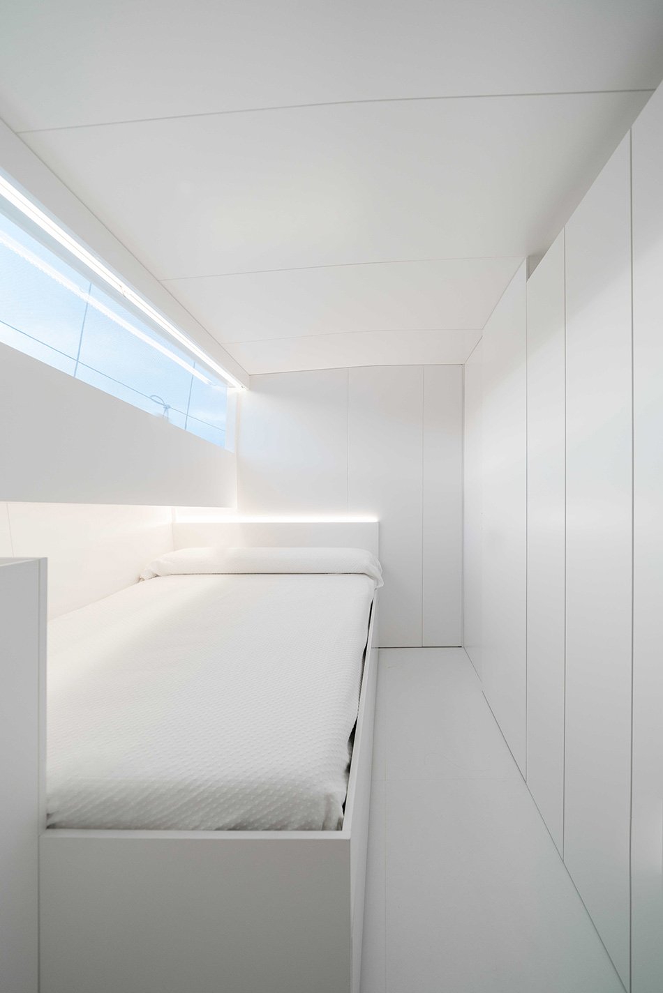 fran silvestre arquitectos 重新设计土耳其纵帆船，打造全白色帆船