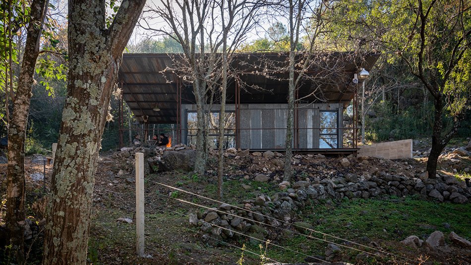 STC arquitectos 使用回收的油管和金属板在阿根廷农村建造避难所 STC arquitectos 使用回收的油管和金属板在阿根廷农村建造避难所