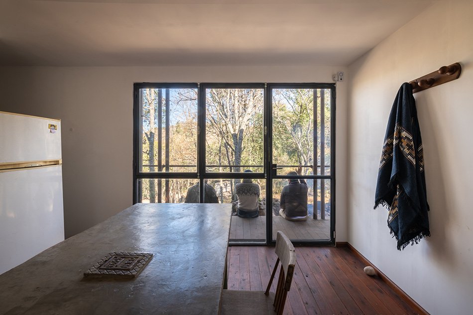 STC arquitectos 使用回收的油管和金属板在阿根廷农村建造避难所 STC arquitectos 使用回收的油管和金属板在阿根廷农村建造避难所