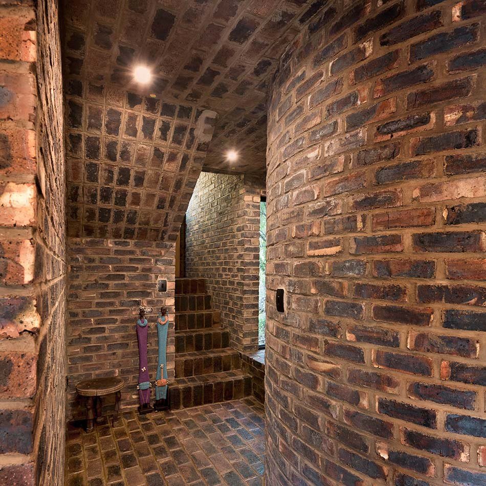 弗兰基·帕帕斯在南非自然保护区内隐藏了离网砖房