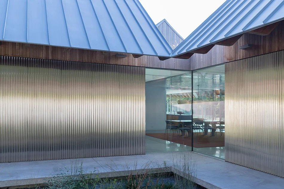 北叉住宅由 SO – IL 与 Shenton 建筑事务所共同设计，是纽约的一处休憩场所，由四个山墙体量组成