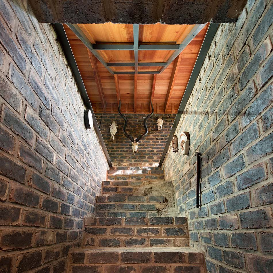 弗兰基·帕帕斯在南非自然保护区内隐藏了离网砖房