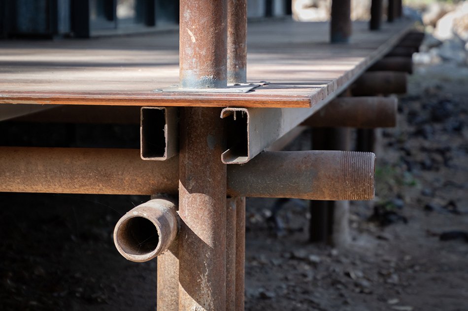 STC arquitectos 使用回收的油管和金属板在阿根廷农村建造避难所 STC arquitectos 使用回收的油管和金属板在阿根廷农村建造避难所