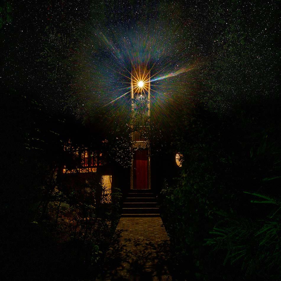 弗兰基·帕帕斯在南非自然保护区内隐藏了离网砖房