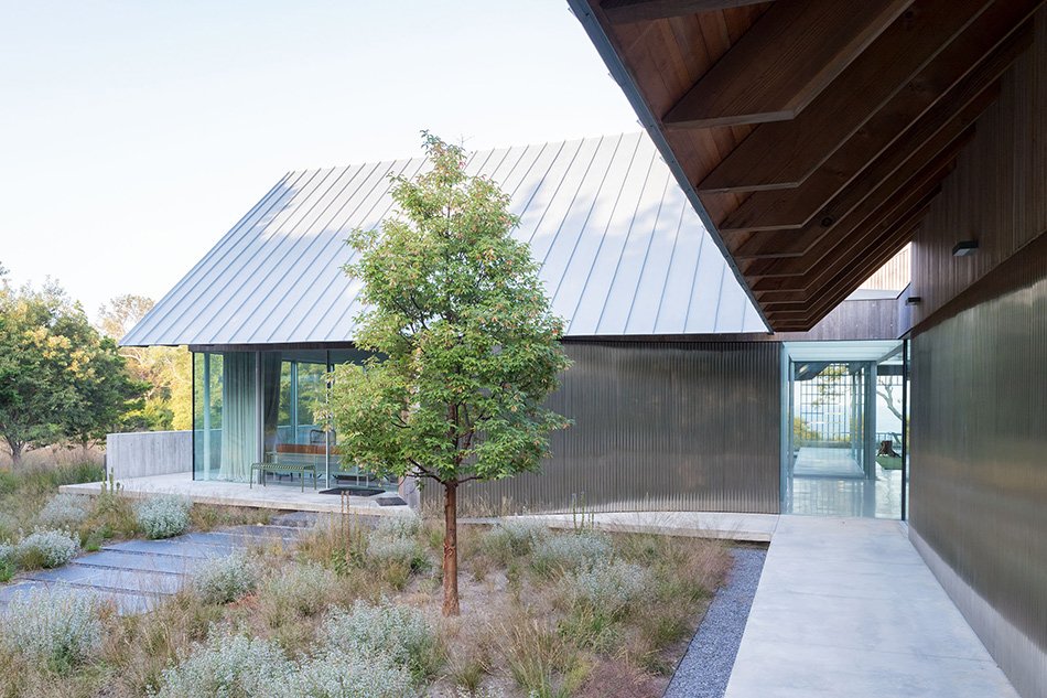 北叉住宅由 SO – IL 与 Shenton 建筑事务所共同设计，是纽约的一处休憩场所，由四个山墙体量组成