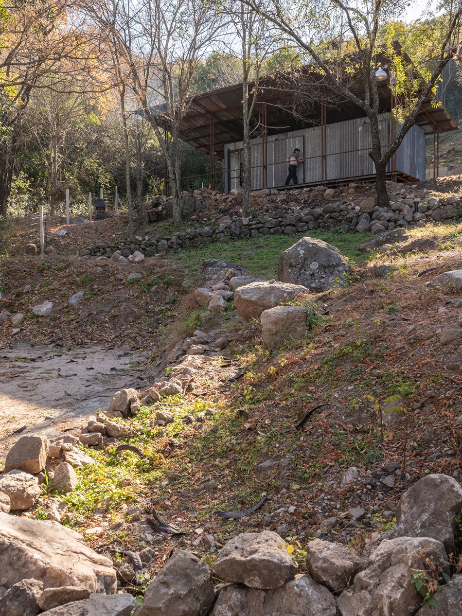 STC arquitectos 使用回收的油管和金属板在阿根廷农村建造避难所 STC arquitectos 使用回收的油管和金属板在阿根廷农村建造避难所