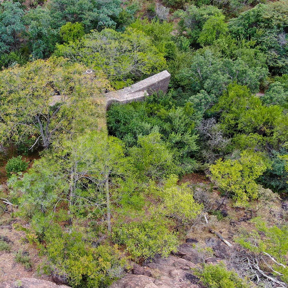 弗兰基·帕帕斯在南非自然保护区内隐藏了离网砖房