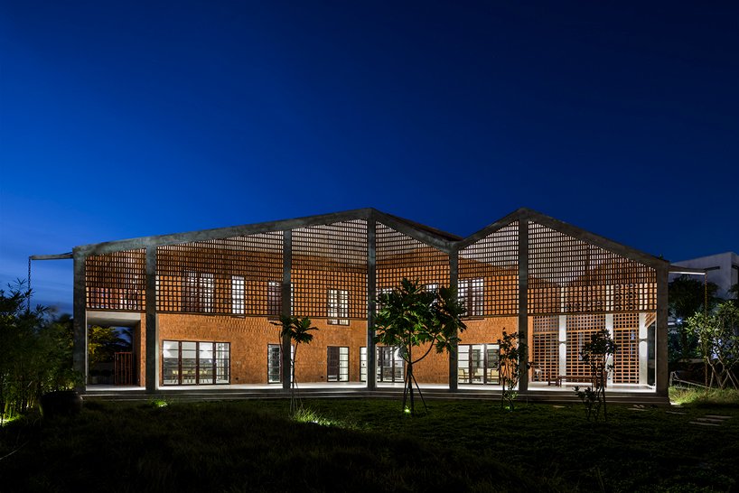 越南岘港 G8A 的“热带小屋”周围有多孔砖立面