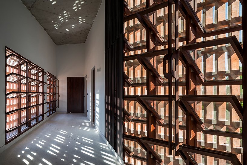 越南岘港 G8A 的“热带小屋”周围有多孔砖立面