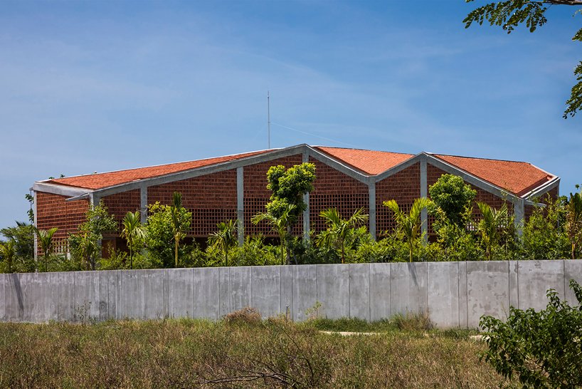 越南岘港 G8A 的“热带小屋”周围有多孔砖立面