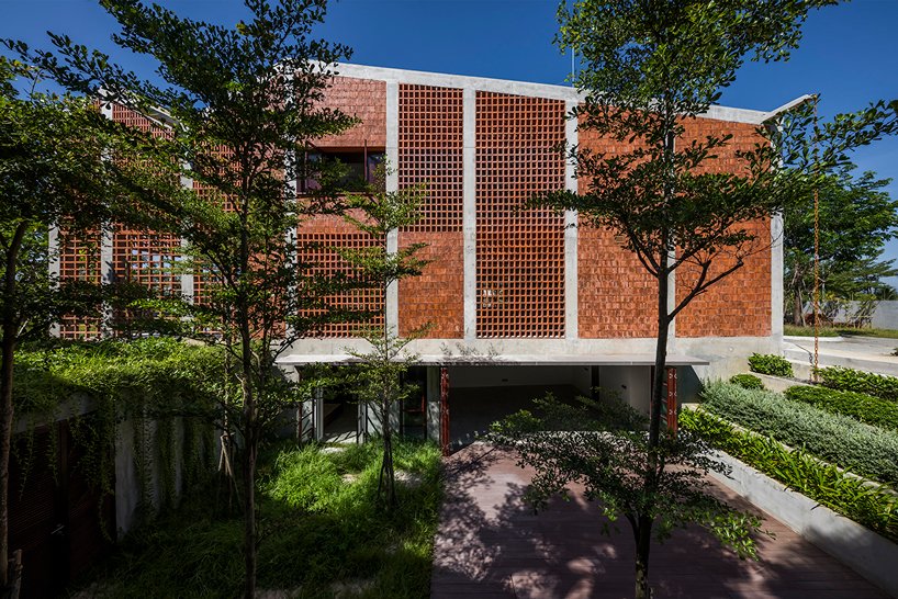 越南岘港 G8A 的“热带小屋”周围有多孔砖立面