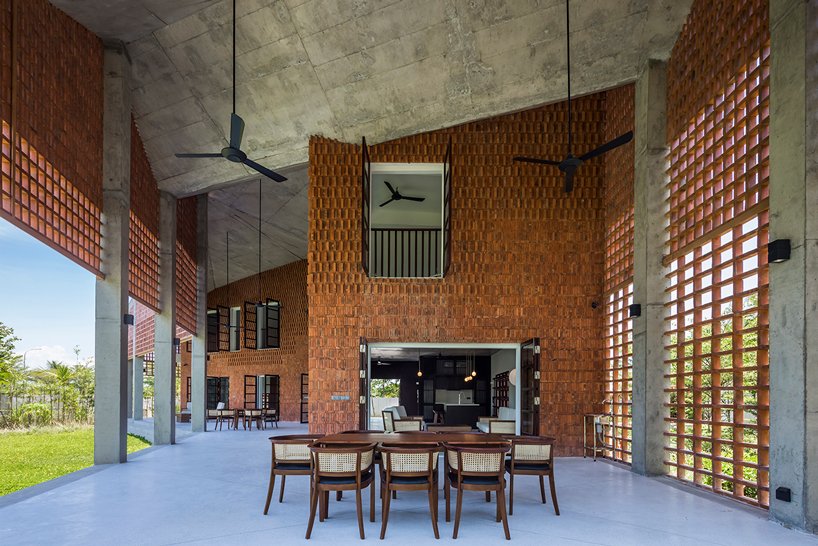 越南岘港 G8A 的“热带小屋”周围有多孔砖立面