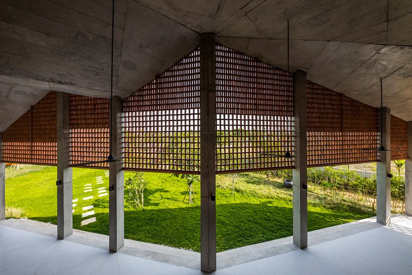 越南岘港 G8A 的“热带小屋”周围有多孔砖立面