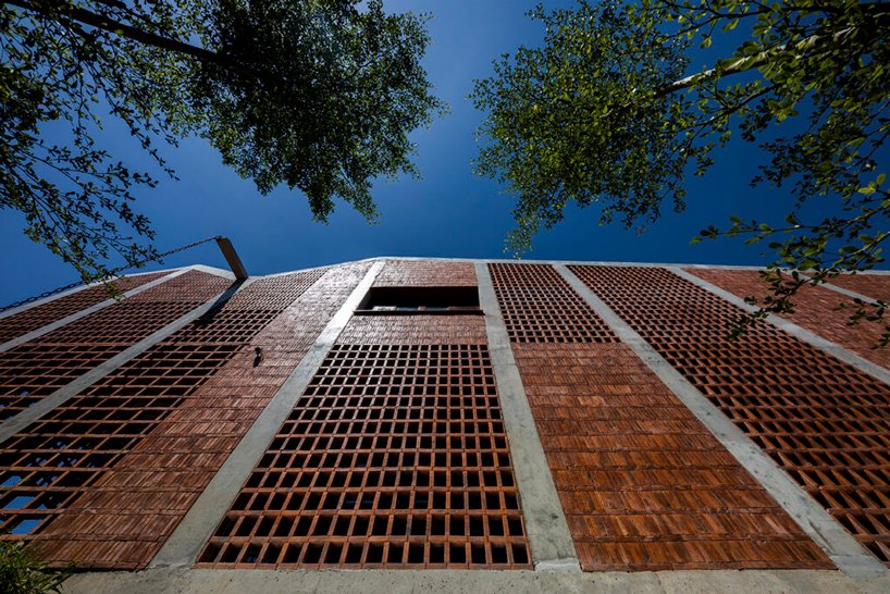 越南岘港 G8A 的“热带小屋”周围有多孔砖立面