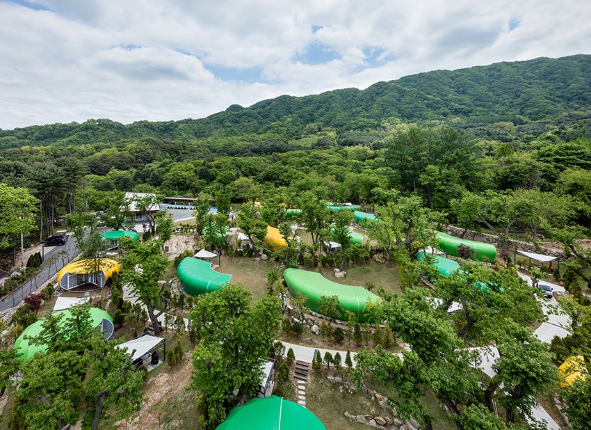 archiworkshop 设计的 glamtree 度假村坐落在韩国的森林中