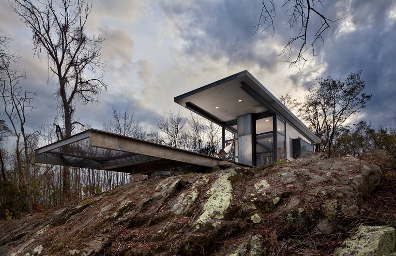 悬臂吊床完成了美国 greenspur 的离网“失落的威士忌”小屋 悬臂吊床完成了美国 greenspur 的离网“失落的威士忌”小屋