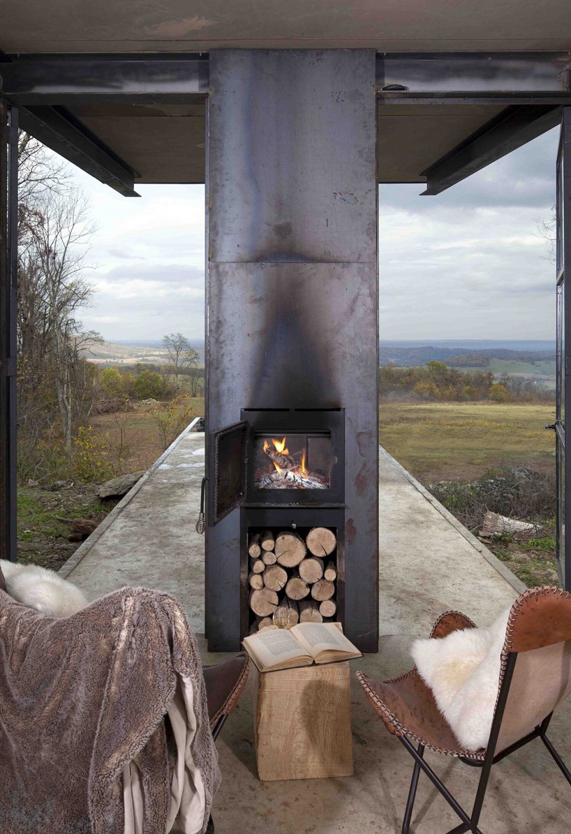 悬臂吊床完成了美国 greenspur 的离网“失落的威士忌”小屋 悬臂吊床完成了美国 greenspur 的离网“失落的威士忌”小屋