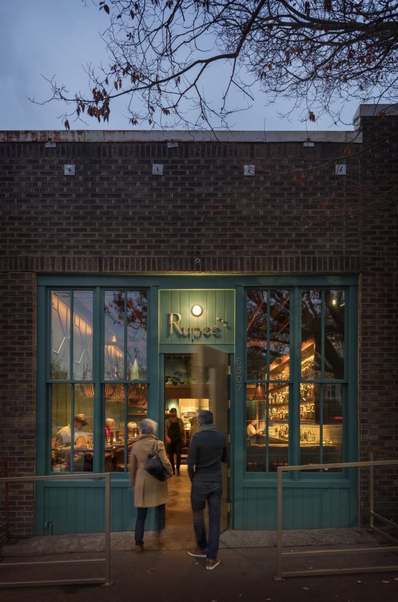 西雅图卢比酒吧 (Rupee Bar)，由 Heliotrope Architects 设计，灵感来自印度和斯里兰卡（詹姆斯·比尔德基金会餐厅设计奖得主）