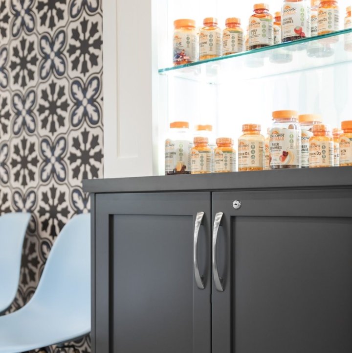 i+care Pharmacy by Leah Plevrities / studioBIG,布鲁克林 – 纽约 i+care Pharmacy by Leah Plevrities / studioBIG,布鲁克林 – 纽约