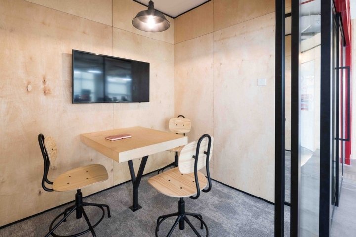 iflix 办公室由 Swiss Bureau Interior Design 设计，阿联酋迪拜