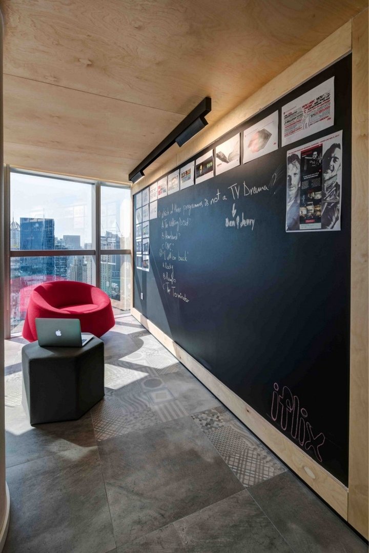 iflix 办公室由 Swiss Bureau Interior Design 设计，阿联酋迪拜