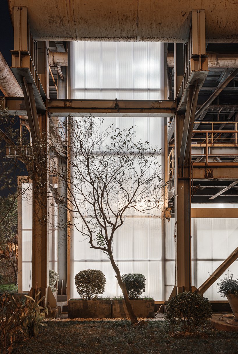 kokaistudios 将上海旧工厂改造成多功能展览中心