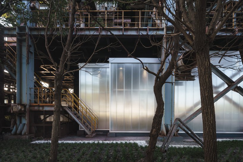 kokaistudios 将上海旧工厂改造成多功能展览中心