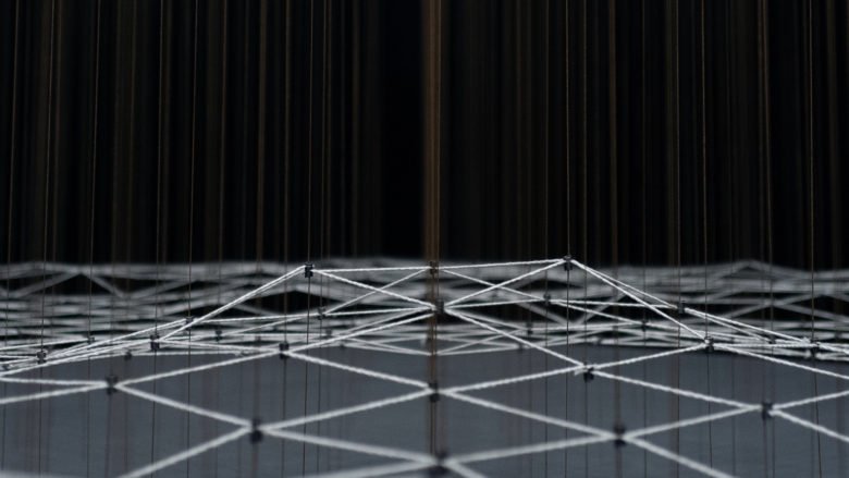 纱线交织实体艺术装置及 AR 体验 纱线交织实体艺术装置及 AR 体验