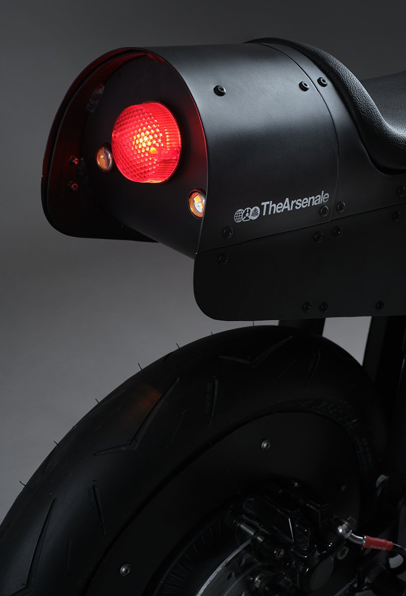 Katalis 首次推出 EV.1000 阿森纳特别版电动摩托车