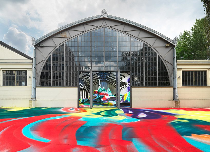 凯瑟琳娜·格罗斯将前铁路建筑沉浸在爆炸性的万花筒画作中 凯瑟琳娜·格罗斯将前铁路建筑沉浸在爆炸性的万花筒画作中