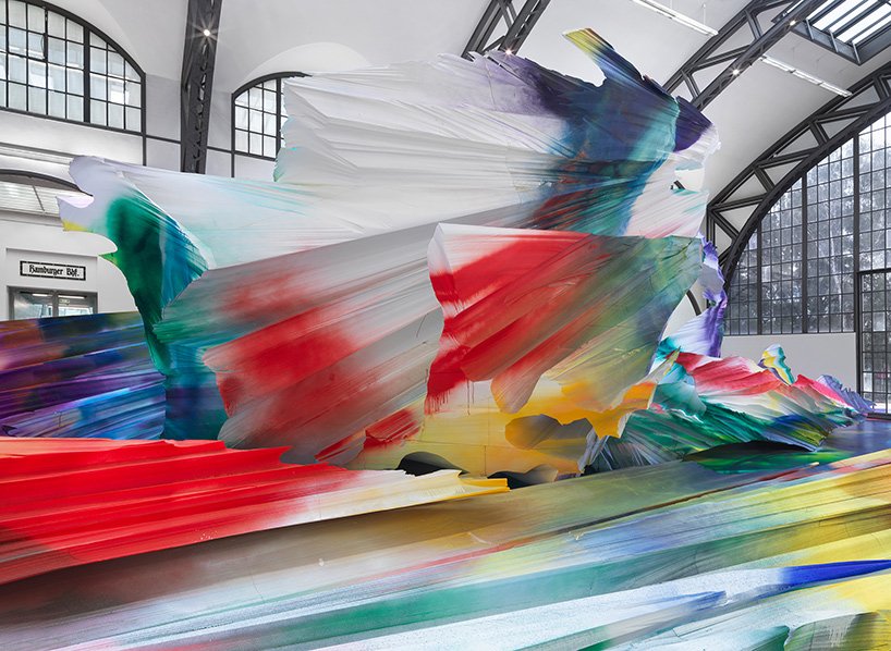 凯瑟琳娜·格罗斯将前铁路建筑沉浸在爆炸性的万花筒画作中 凯瑟琳娜·格罗斯将前铁路建筑沉浸在爆炸性的万花筒画作中