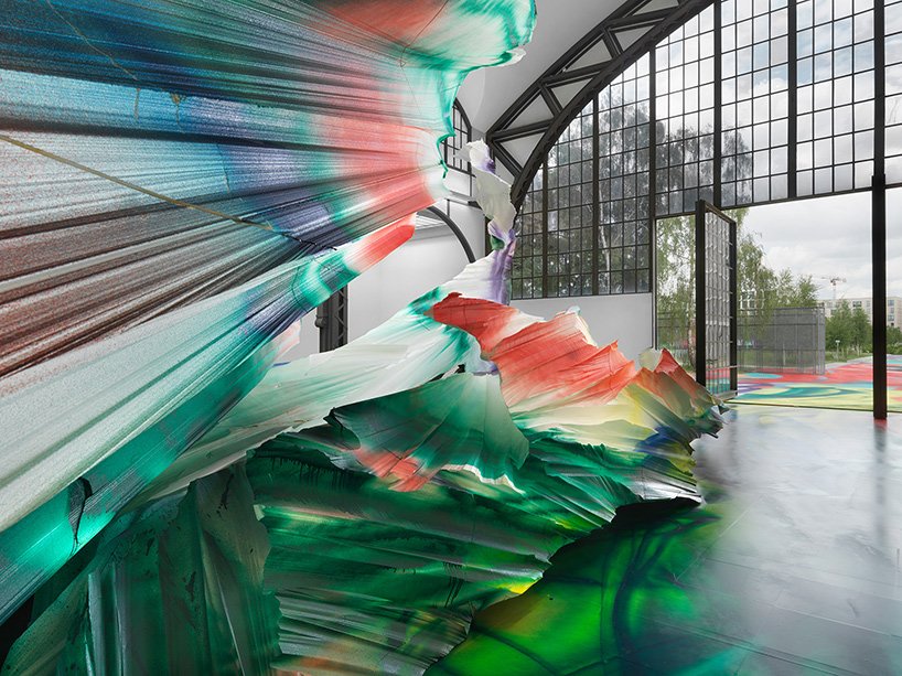 凯瑟琳娜·格罗斯将前铁路建筑沉浸在爆炸性的万花筒画作中 凯瑟琳娜·格罗斯将前铁路建筑沉浸在爆炸性的万花筒画作中