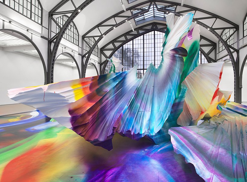 凯瑟琳娜·格罗斯将前铁路建筑沉浸在爆炸性的万花筒画作中 凯瑟琳娜·格罗斯将前铁路建筑沉浸在爆炸性的万花筒画作中