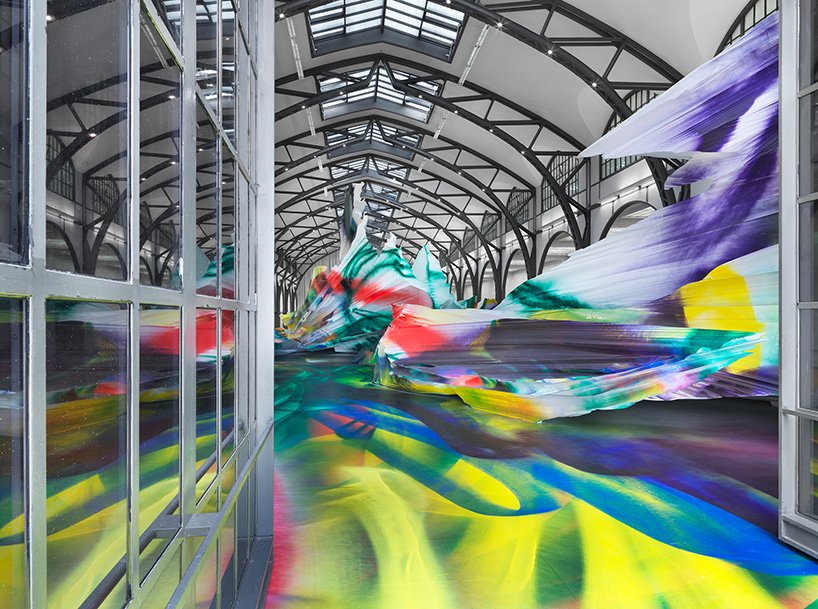 凯瑟琳娜·格罗斯将前铁路建筑沉浸在爆炸性的万花筒画作中 凯瑟琳娜·格罗斯将前铁路建筑沉浸在爆炸性的万花筒画作中