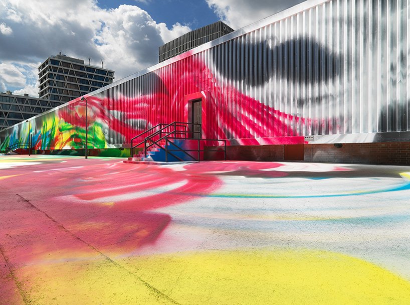 凯瑟琳娜·格罗斯将前铁路建筑沉浸在爆炸性的万花筒画作中 凯瑟琳娜·格罗斯将前铁路建筑沉浸在爆炸性的万花筒画作中