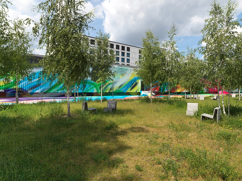 凯瑟琳娜·格罗斯将前铁路建筑沉浸在爆炸性的万花筒画作中 凯瑟琳娜·格罗斯将前铁路建筑沉浸在爆炸性的万花筒画作中