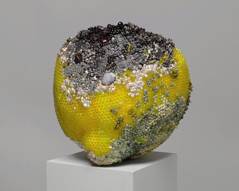 凯瑟琳·瑞安 (Kathleen Ryan) 的宝石般的腐烂水果雕塑在业力画廊 (Karma Gallery) 在线展出
