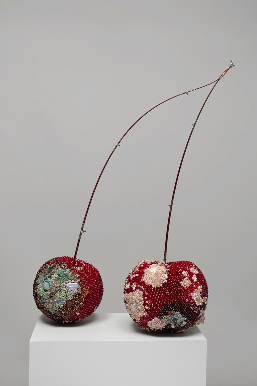 凯瑟琳·瑞安 (Kathleen Ryan) 的宝石般的腐烂水果雕塑在业力画廊 (Karma Gallery) 在线展出