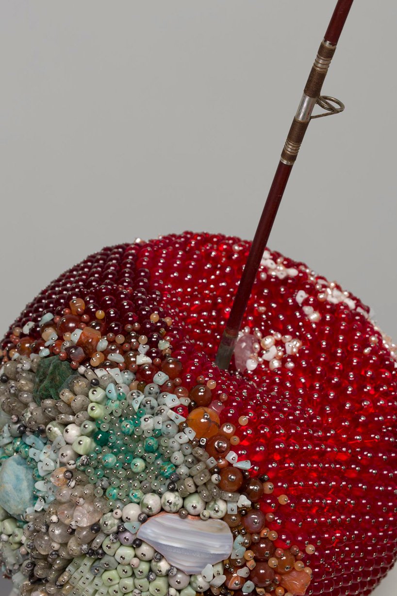 凯瑟琳·瑞安 (Kathleen Ryan) 的宝石般的腐烂水果雕塑在业力画廊 (Karma Gallery) 在线展出