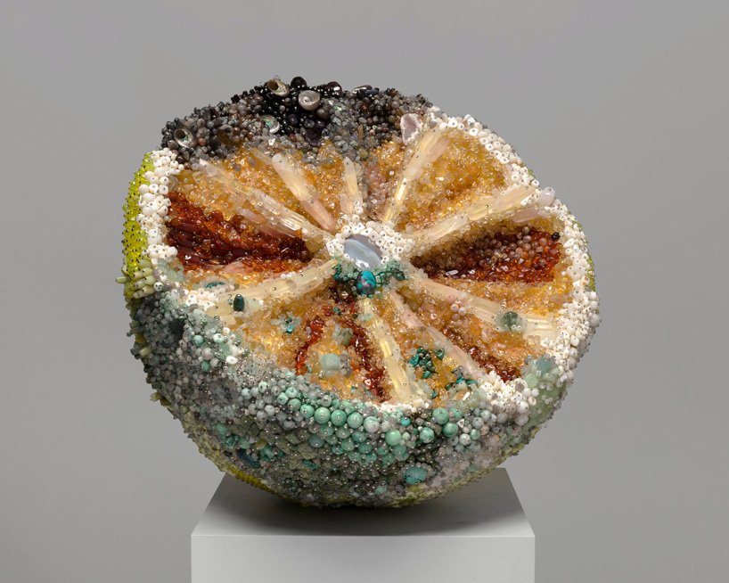 凯瑟琳·瑞安 (Kathleen Ryan) 的宝石般的腐烂水果雕塑在业力画廊 (Karma Gallery) 在线展出