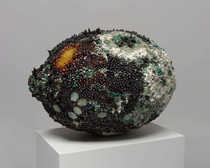 凯瑟琳·瑞安 (Kathleen Ryan) 的宝石般的腐烂水果雕塑在业力画廊 (Karma Gallery) 在线展出